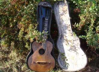 Unikatowa gitara “grała” w filmie Dodek na froncie 1936 r