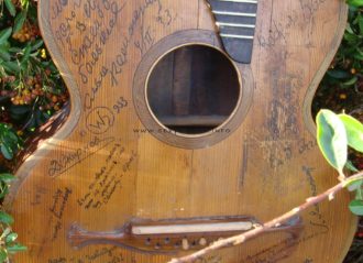 Unikatowa gitara “grała” w filmie Dodek na froncie 1936 r