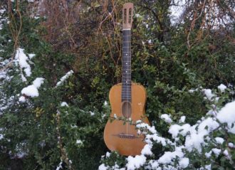 Gitara -owalny otwór rezonansowy