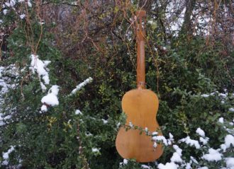 Gitara -owalny otwór rezonansowy